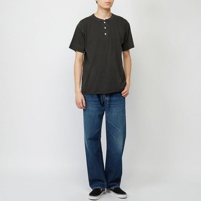 PIGMENT-DYED HENLEY NECK SHORT-SLEEVED T-SHIRT - BLACK